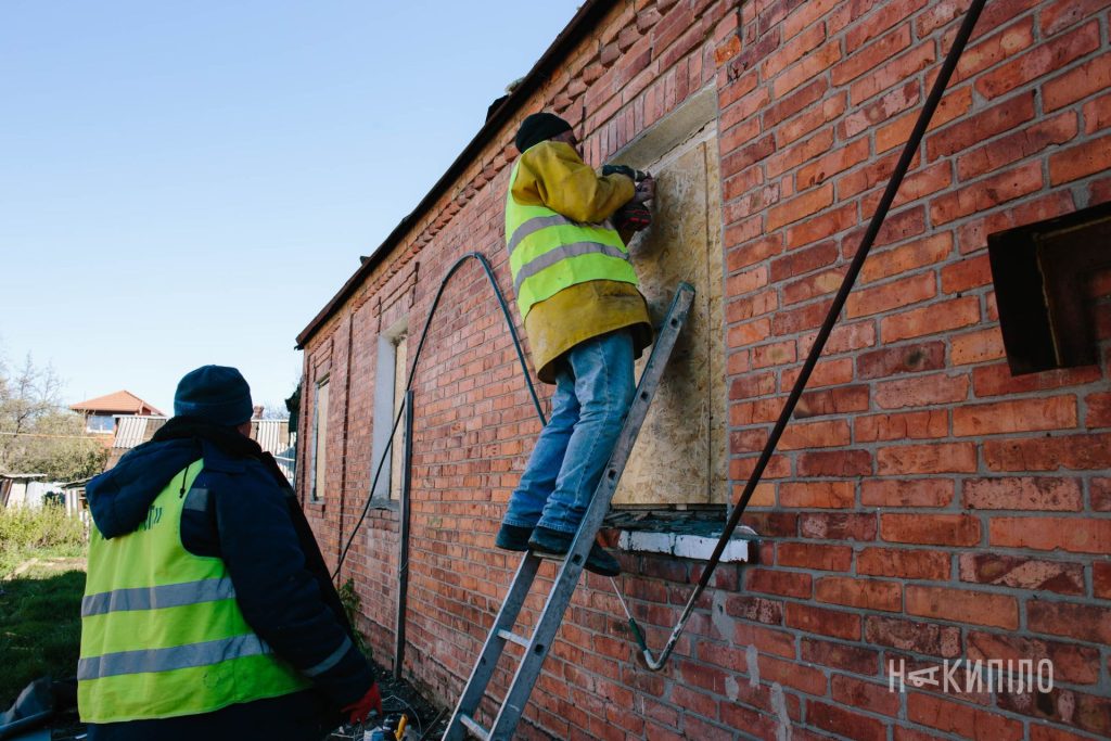 Наслідки ранкового удару БпЛА по приватному сектору Харкова. Фото Наслідки ранкового удару БпЛА по приватному сектору Харкова. Фото
