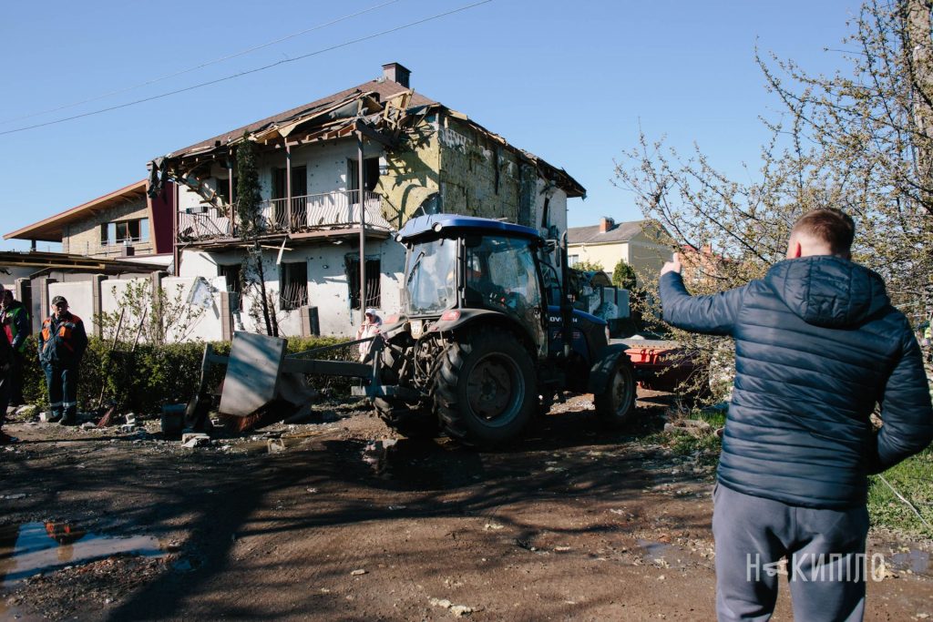 Наслідки ранкового удару БпЛА по приватному сектору Харкова. Фото Наслідки ранкового удару БпЛА по приватному сектору Харкова. Фото