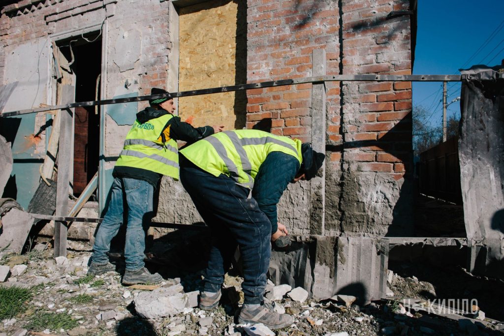 Наслідки ранкового удару БпЛА по приватному сектору Харкова. Фото Наслідки ранкового удару БпЛА по приватному сектору Харкова. Фото