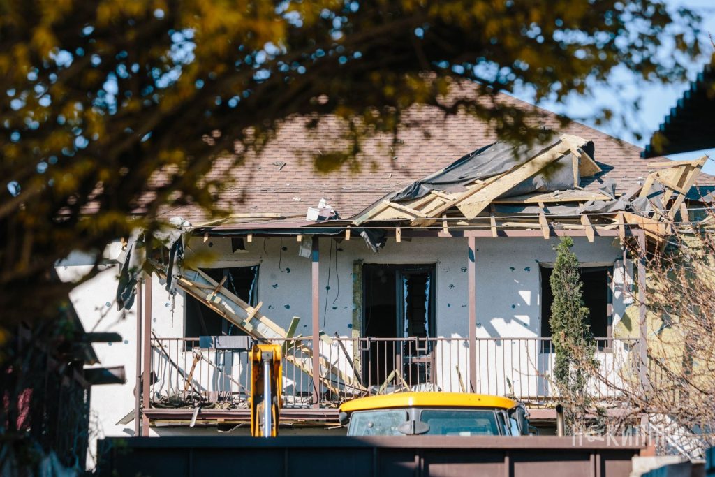 Наслідки ранкового удару БпЛА по приватному сектору Харкова. Фото Наслідки ранкового удару БпЛА по приватному сектору Харкова. Фото