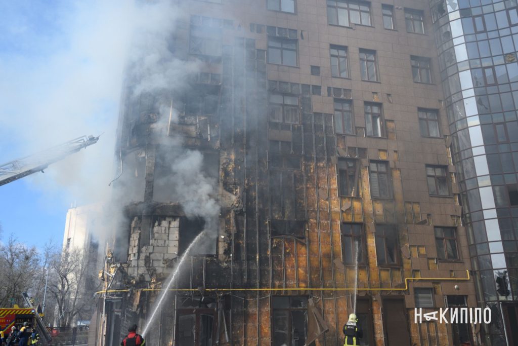 реактивний «Шахед» влучив у багатоповерхівку: фоторепортаж з Харкова Пожежа в будинку у Харкові, ДСНС