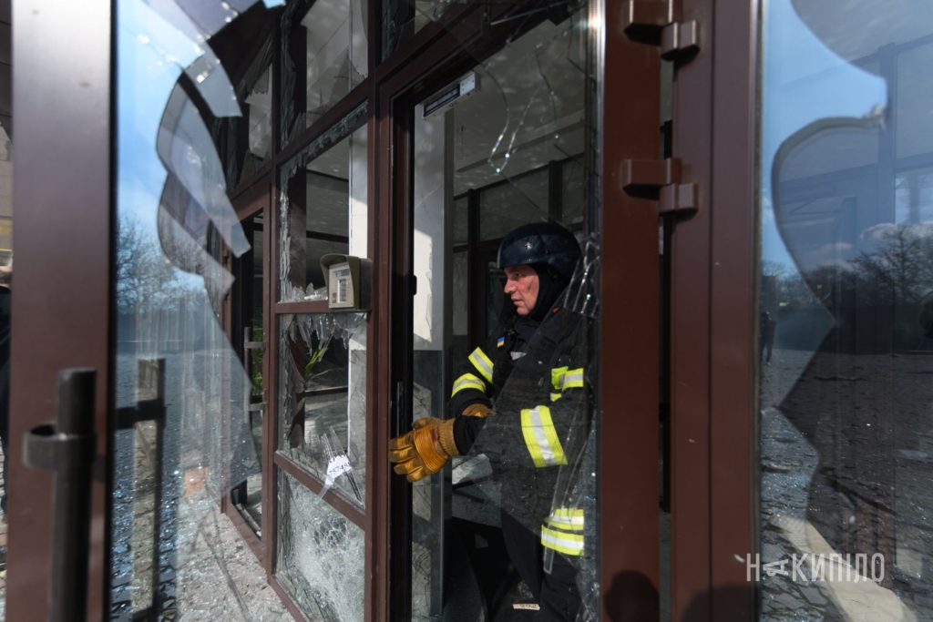 реактивний «Шахед» влучив у багатоповерхівку: фоторепортаж з Харкова ДСНС, бите скло