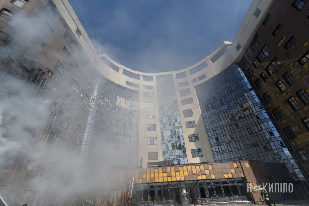 реактивний «Шахед» влучив у багатоповерхівку: фоторепортаж з Харкова будинок в диму через пожежу