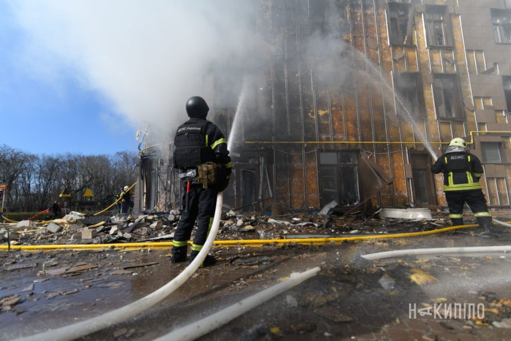 реактивний «Шахед» влучив у багатоповерхівку: фоторепортаж з Харкова ДСНС борються з пожежею після обстрілу