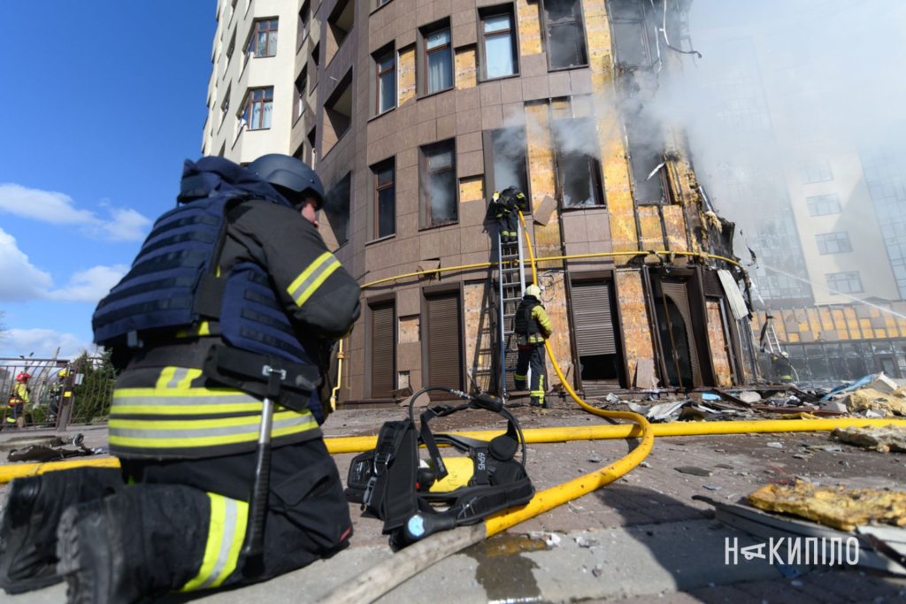 реактивний «Шахед» влучив у багатоповерхівку: фоторепортаж з Харкова ДСНС, пожежа