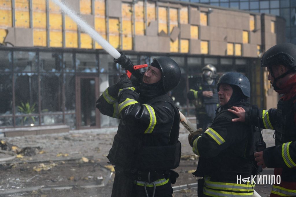 реактивний «Шахед» влучив у багатоповерхівку: фоторепортаж з Харкова ДСНС, пожежа