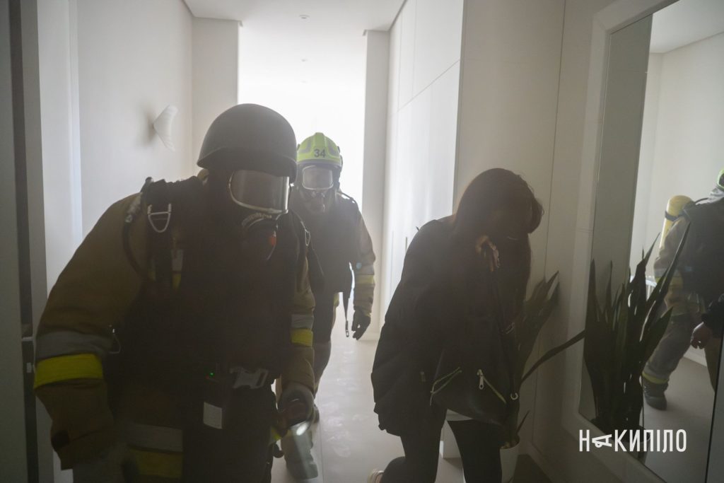 реактивний «Шахед» влучив у багатоповерхівку: фоторепортаж з Харкова Евакуація людей з будинку, дим пожежа