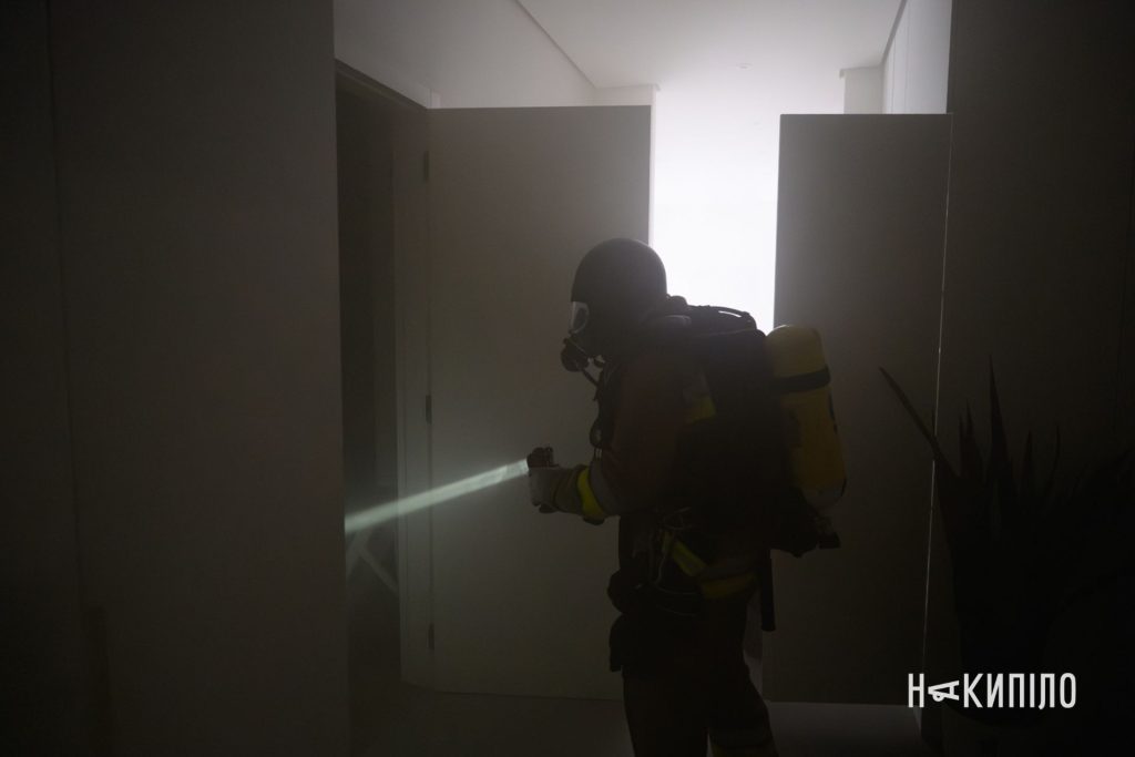 реактивний «Шахед» влучив у багатоповерхівку: фоторепортаж з Харкова Евакуація людей з будинку, дим пожежа
