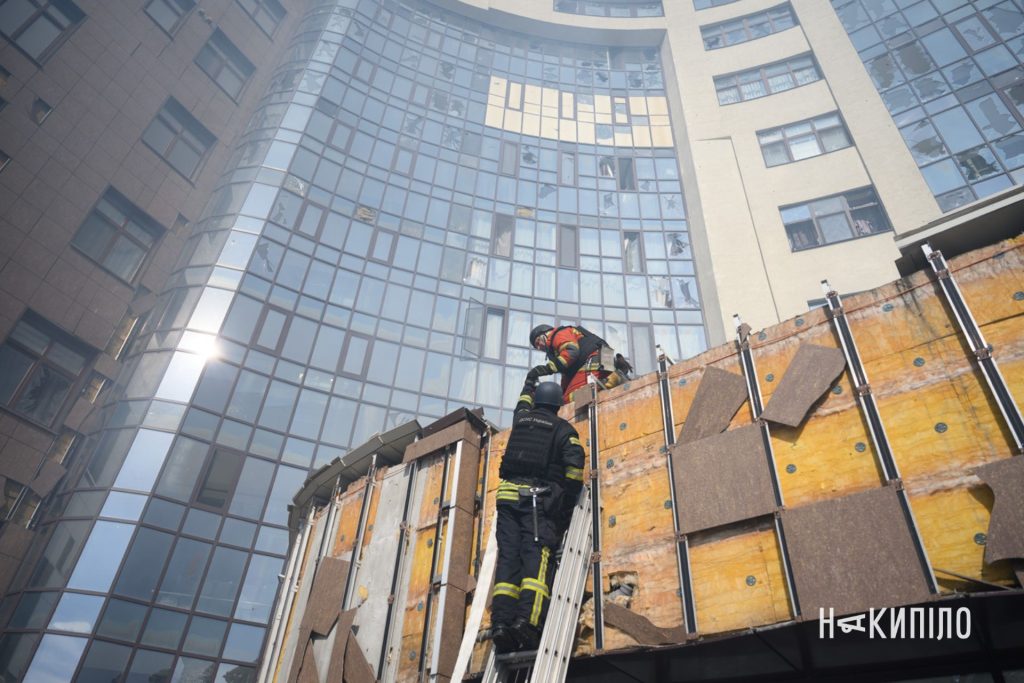 реактивний «Шахед» влучив у багатоповерхівку: фоторепортаж з Харкова ДСНС, будинок
