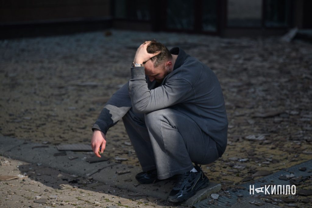 реактивний «Шахед» влучив у багатоповерхівку: фоторепортаж з Харкова чоловік тримається за голову