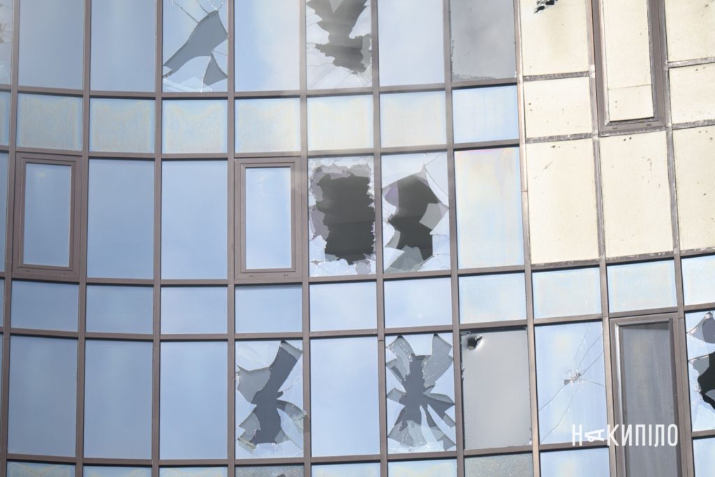 реактивний «Шахед» влучив у багатоповерхівку: фоторепортаж з Харкова бите скло в будинку