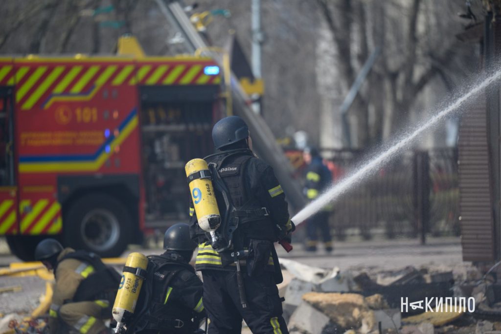 реактивний «Шахед» влучив у багатоповерхівку: фоторепортаж з Харкова ДСНСник, ліквідація пожежі