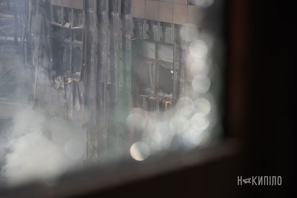 реактивний «Шахед» влучив у багатоповерхівку: фоторепортаж з Харкова Пожежа в будинку у Харкові, скло