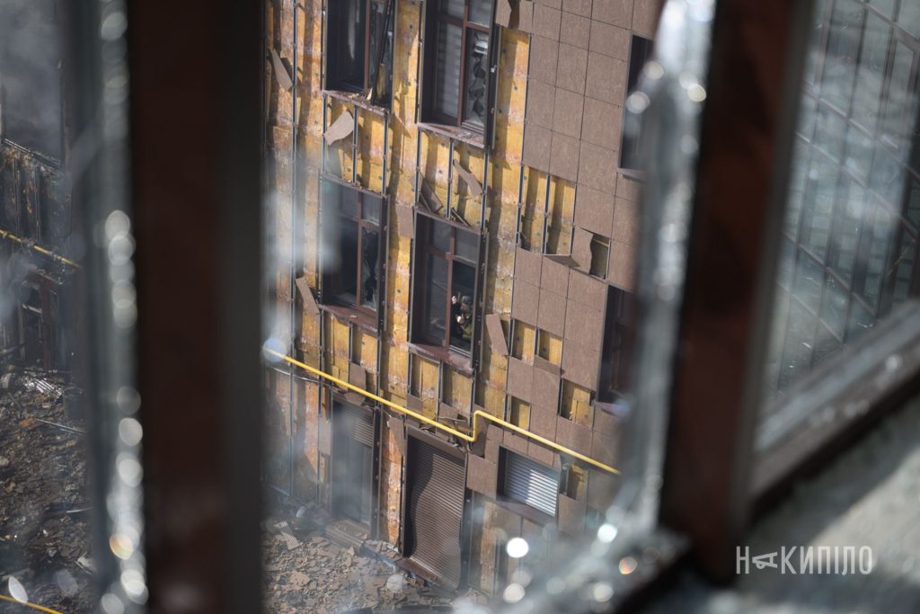 реактивний «Шахед» влучив у багатоповерхівку: фоторепортаж з Харкова будинок після обстрілу, зруйновані вікна