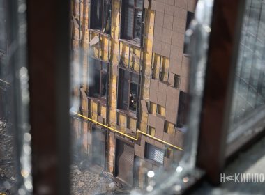 будинок після обстрілу, зруйновані вікна