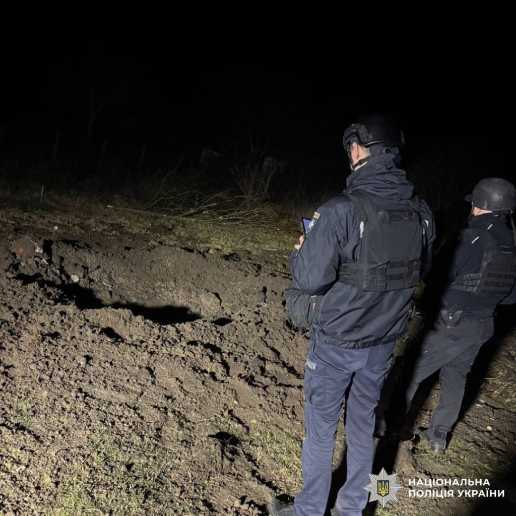 Три райони Харкова обстріляла росіяня: серед постраждалих — дитина Поілцейські оглядають вирву від удару БпЛА в Новобаварському районі Харкова