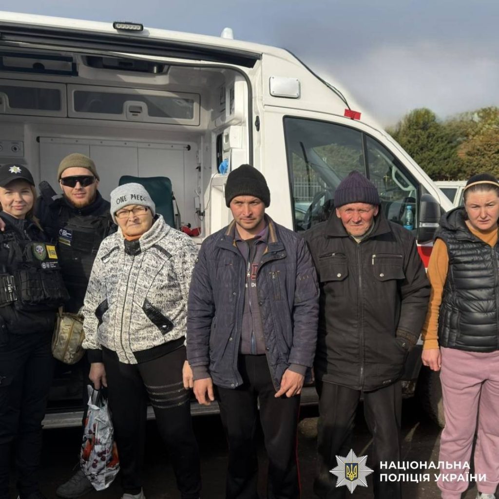 Маломобільну жінку евакуювали з Кирилівки на Харківщині Маломобільну жінку евакуювали з Кирилівки на Харківщині