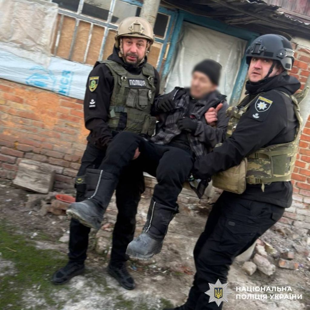 Маломобільну жінку евакуювали з Кирилівки на Харківщині Маломобільну жінку евакуювали з Кирилівки на Харківщині