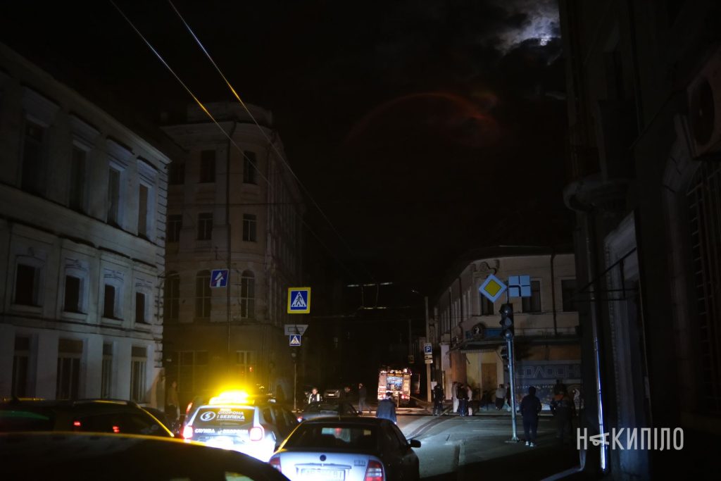 Через удар БпЛА горить будівля в центрі Харкова. Фото Через удар БпЛА горить будівля в центрі Харкова. Фото