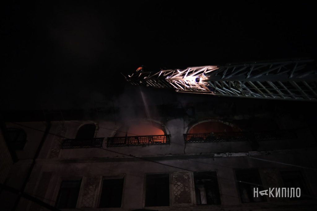 Через удар БпЛА горить будівля в центрі Харкова. Фото Через удар БпЛА горить будівля в центрі Харкова. Фото