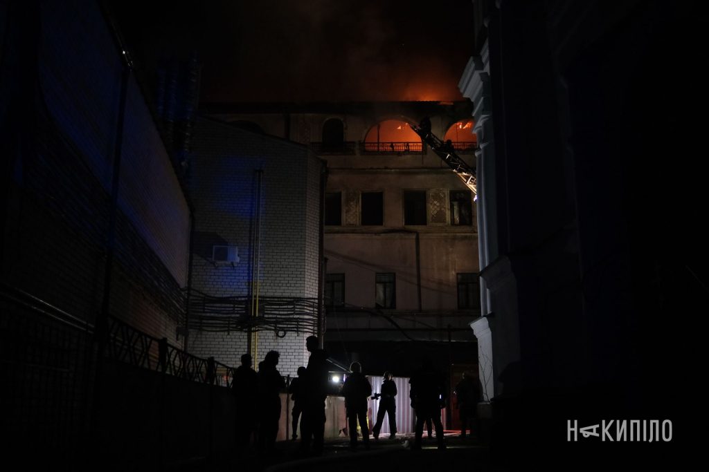 Через удар БпЛА горить будівля в центрі Харкова. Фото Через удар БпЛА горить будівля в центрі Харкова. Фото