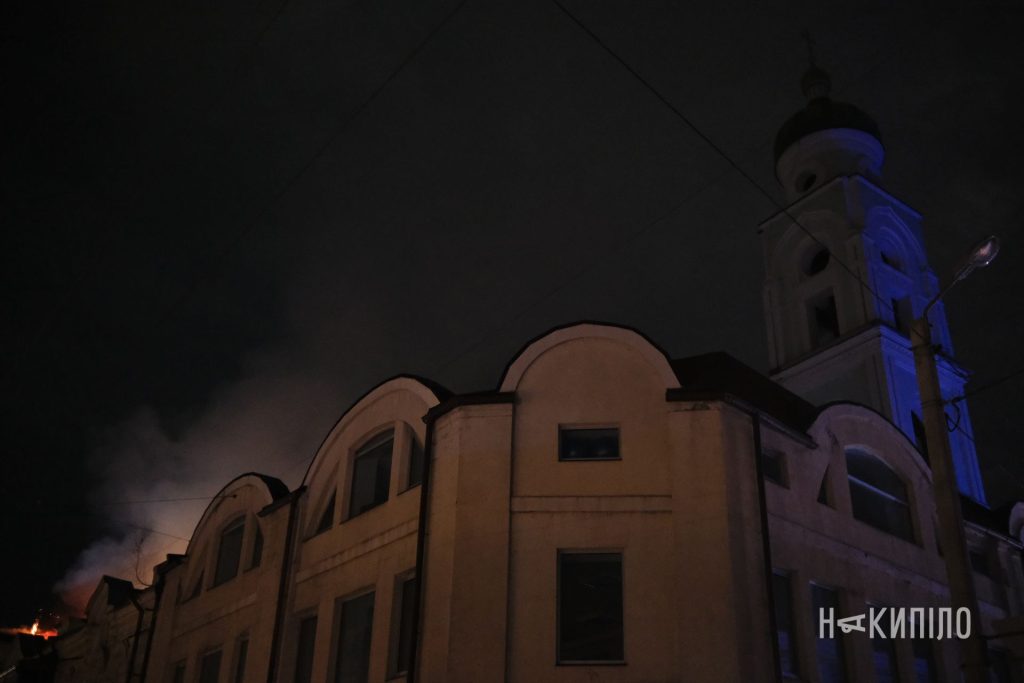 Через удар БпЛА горить будівля в центрі Харкова. Фото Через удар БпЛА горить будівля в центрі Харкова. Фото