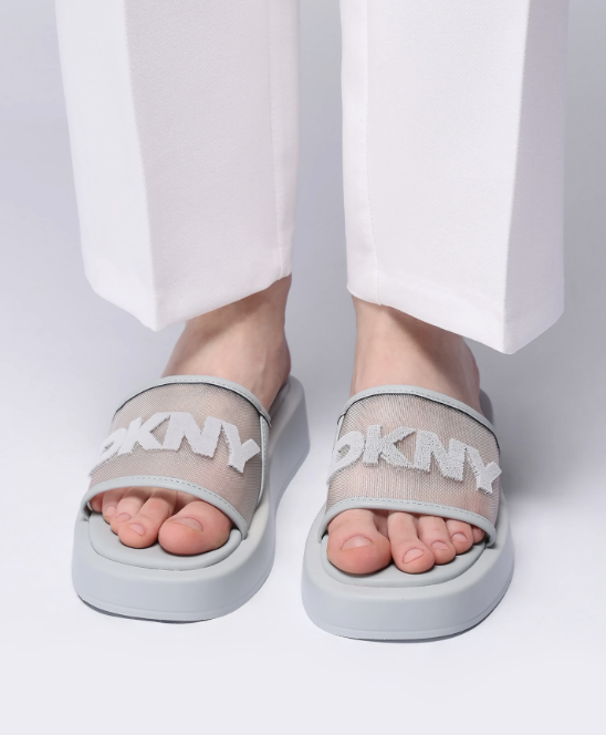 Жіночі шльопанці на платформі: як обрати стильну та зручну пару Жіночі шльопанці на платформі. Фото: Miraton