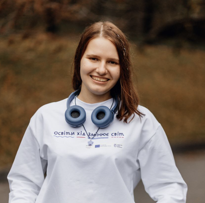 Від дитячої гри у «школу» до реального класу: що відбувається з мрією стати вчителем? Оля Левчук, учасниця програми «Навчай». Фото: Оля Левчук