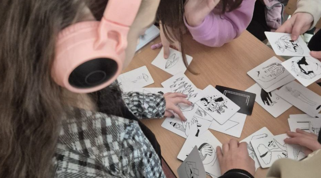 Від дитячої гри у «школу» до реального класу: що відбувається з мрією стати вчителем? Фото: Оля Левчук