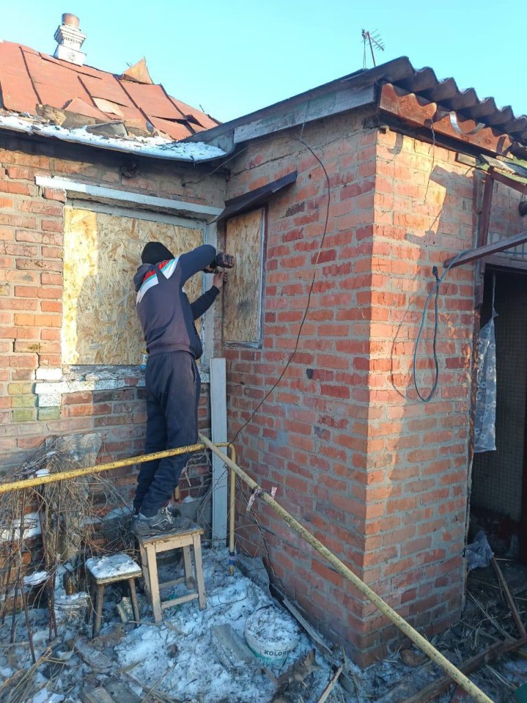 Як влада розв’язує проблему житла для мешканців та переселенців із Харківщини та Донеччини? Волонтери допомагають ремонтувати житло. Фото: ГО «Я врятований»