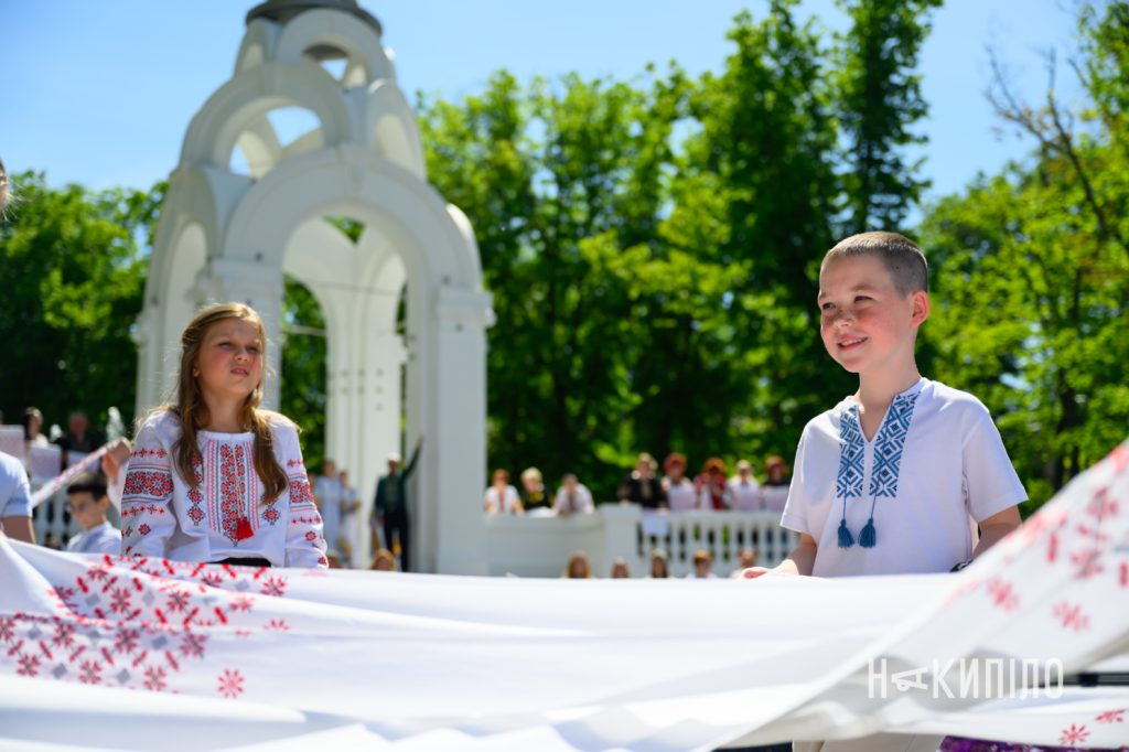 Святкові фотосесії й хода у вишитих сорочках: як Харків святкує День вишиванки Святкові фотосесії й хода у вишитих сорочках: як Харків святкує День вишиванки