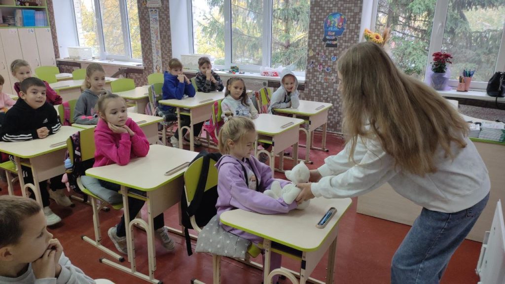«Хочеться, аби війна закінчилася, але поки ми тут — працюємо». Історія вчительки з Мерефи «Хочеться, аби війна закінчилася, але поки ми тут — працюємо». Історія вчительки з Мерефи