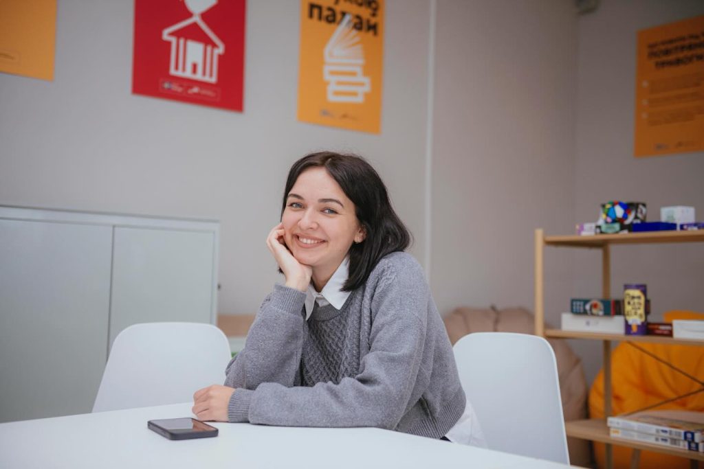 «Хочеться, аби війна закінчилася, але поки ми тут — працюємо». Історія вчительки з Мерефи «Хочеться, аби війна закінчилася, але поки ми тут — працюємо». Історія вчительки з Мерефи
