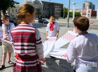 Діти тримають вишитий рушник