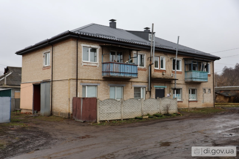 Як влада розв’язує проблему житла для мешканців та переселенців із Харківщини та Донеччини? Двоповерхівка в Дергачах, в якій відремонтували дах, замінили вікна та двері. Грудень 2025 року. Фото Дергачівська МВА