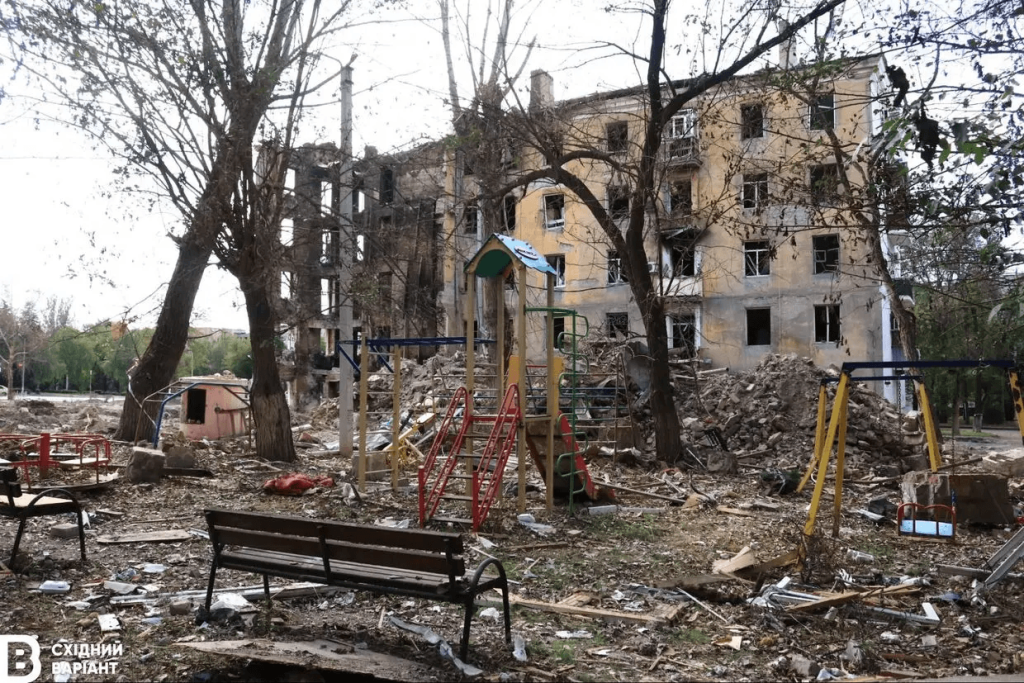 Як влада розв’язує проблему житла для мешканців та переселенців із Харківщини та Донеччини? Зруйнований будинок у Краматорську після ворожого обстрілу. Фото: Східний Варіант