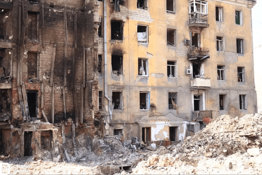 Як влада розв’язує проблему житла для мешканців та переселенців із Харківщини та Донеччини? Пошкоджений будинок у Краматорську. Фото: Східний Варіант
