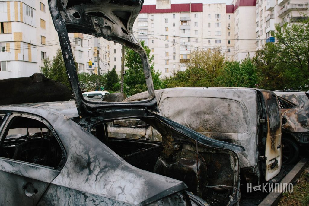 У Харкові російський безпілотник пошкодив дев'ять автівок У Харкові російський безпілотник пошкодив дев'ять автівок