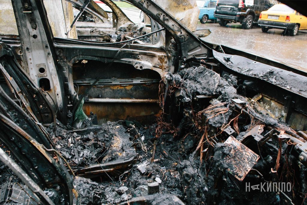 У Харкові російський безпілотник пошкодив дев'ять автівок У Харкові російський безпілотник пошкодив дев'ять автівок