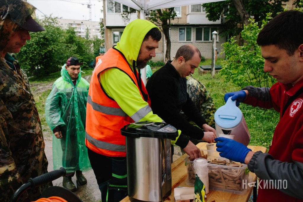 У Харкові російський безпілотник пошкодив дев'ять автівок У Харкові російський безпілотник пошкодив дев'ять автівок