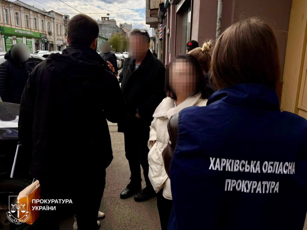 Очищення нерухомості від боргів: у Харкові затримали посадовицю зі співучасником Очищення нерухомості від боргів: у Харкові затримали посадовицю зі співучасником