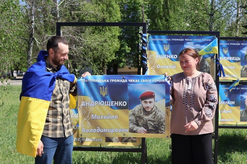 Після 933 днів полону військовий зняв свій портрет з Алеї Надії Після 933 днів полону військовий зняв свій портрет з Алеї Надії