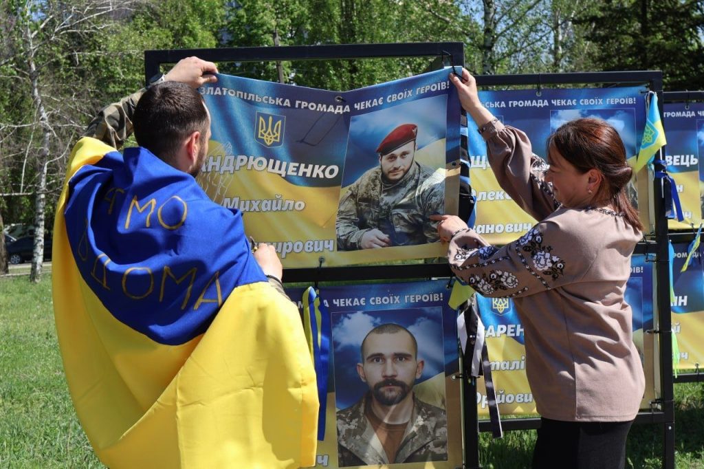 Після 933 днів полону військовий зняв свій портрет з Алеї Надії Після 933 днів полону військовий зняв свій портрет з Алеї Надії