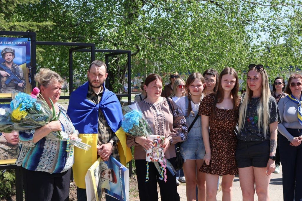 Після 933 днів полону військовий зняв свій портрет з Алеї Надії Після 933 днів полону військовий зняв свій портрет з Алеї Надії