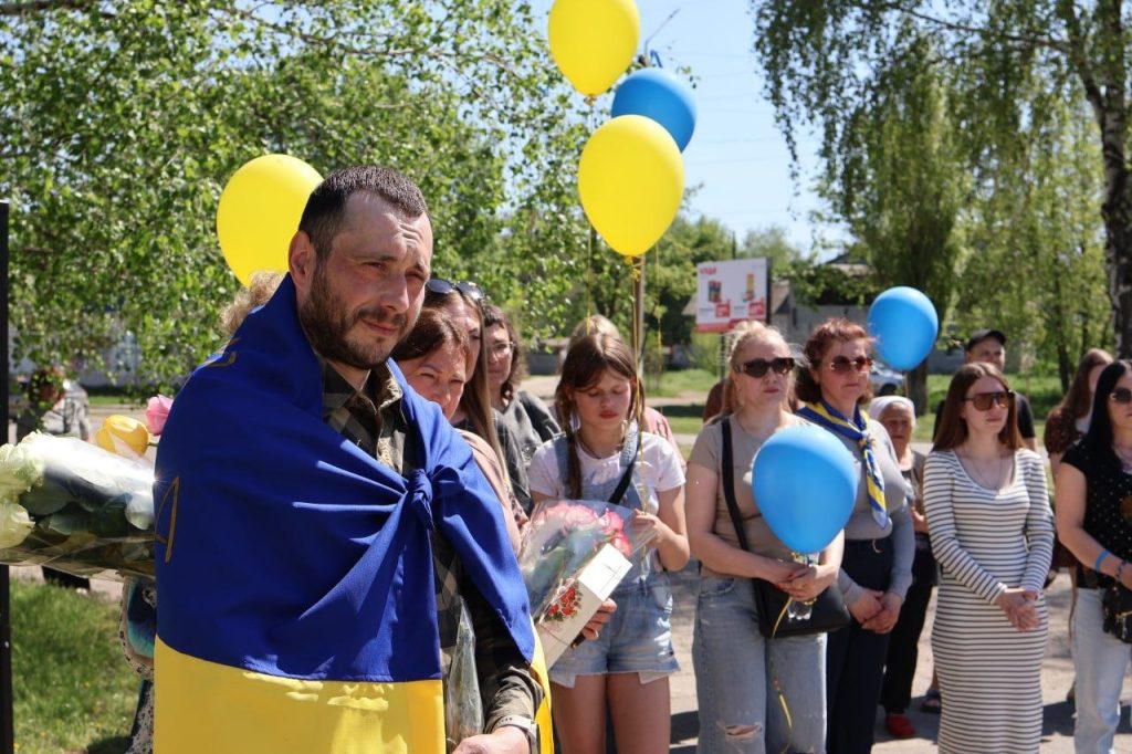 Після 933 днів полону військовий зняв свій портрет з Алеї Надії Після 933 днів полону військовий зняв свій портрет з Алеї Надії