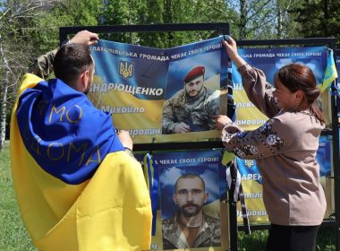 військовослужбовець Михайло Андрющенко власноруч зняв свій портрет на Алеї Надії.