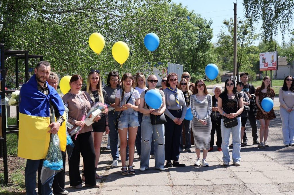 Після 933 днів полону військовий зняв свій портрет з Алеї Надії Після 933 днів полону військовий зняв свій портрет з Алеї Надії