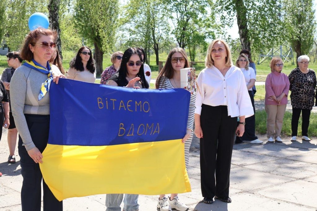 Після 933 днів полону військовий зняв свій портрет з Алеї Надії Після 933 днів полону військовий зняв свій портрет з Алеї Надії