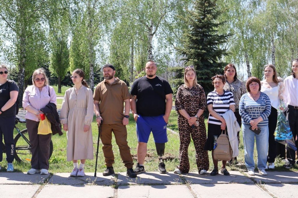 Після 933 днів полону військовий зняв свій портрет з Алеї Надії Після 933 днів полону військовий зняв свій портрет з Алеї Надії
