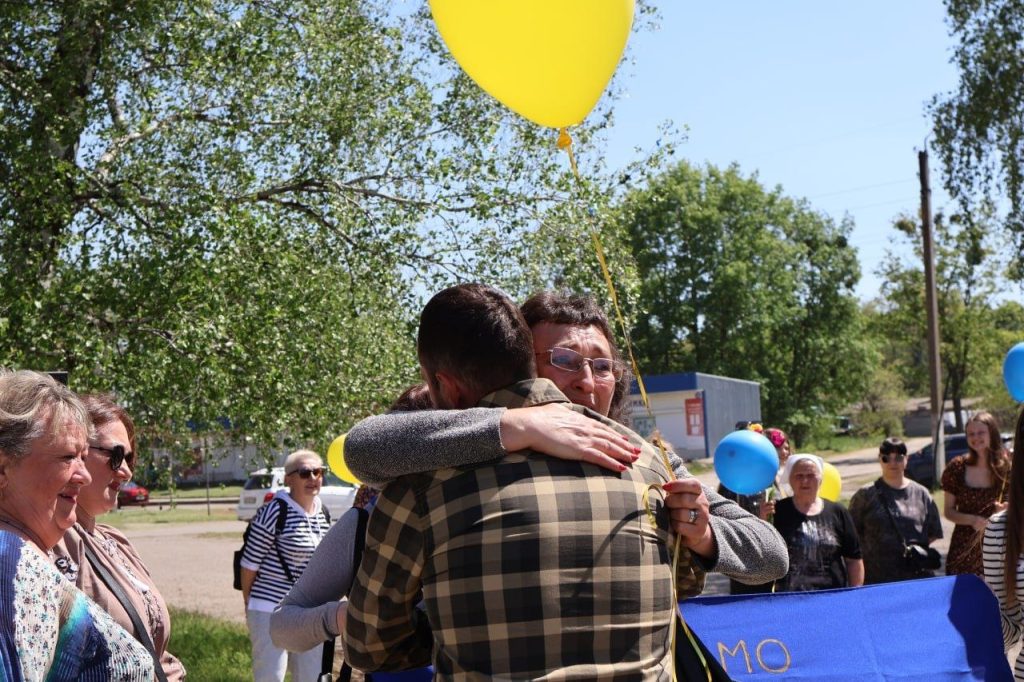 Після 933 днів полону військовий зняв свій портрет з Алеї Надії Після 933 днів полону військовий зняв свій портрет з Алеї Надії
